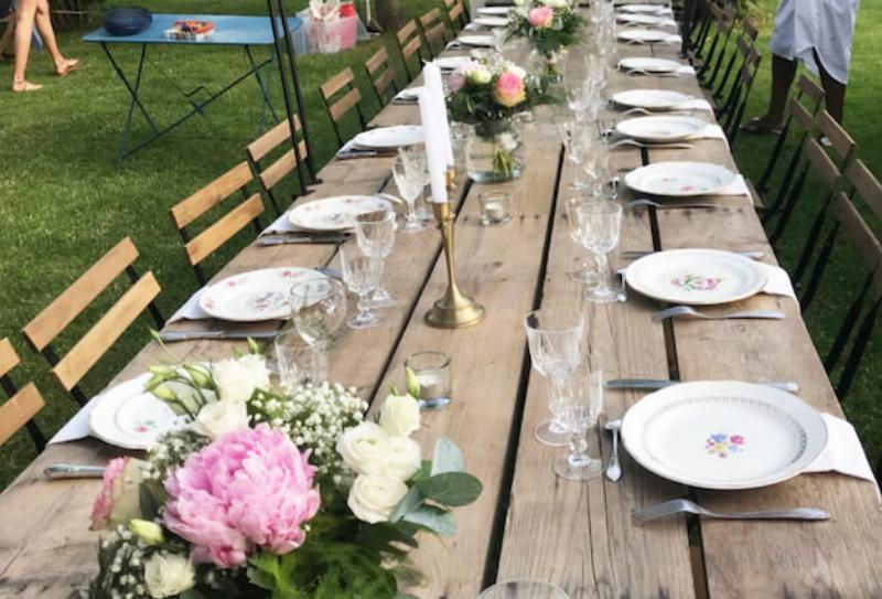 Une famille française heureuse partageant un repas de fête en plein air